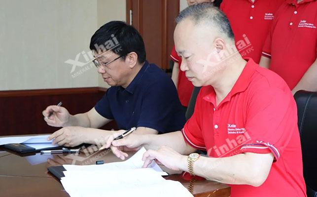 中矿资源董事长王平卫先生（左）与豪运国际矿装董事长张云龙先生（右）签订合同